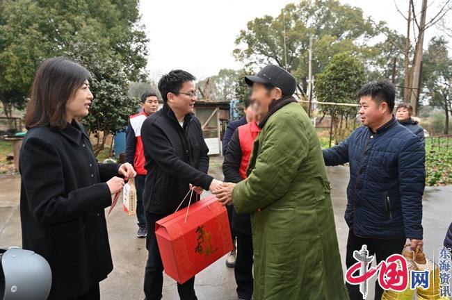 文明宜兴 温暖秋冬2024年迎新春写春联送温暖活动在周铁顺利举行(图5)