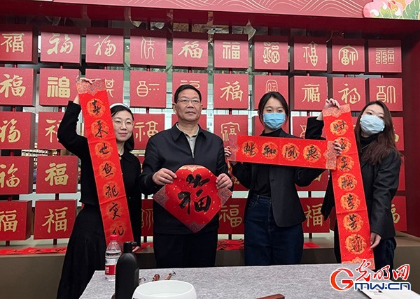 【新春走基层】新春时节话春联 上下联您贴对了吗?(图1) 【新春走基层】新春时节话春联 上下联您贴对了吗?(图1)