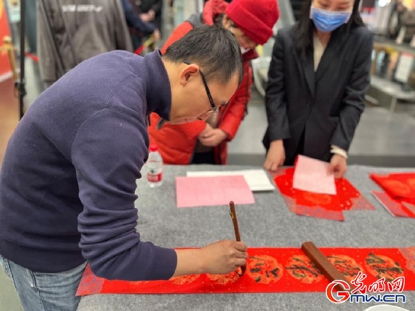 【新春走基层】新春时节话春联 上下联您贴对了吗?(图2) 【新春走基层】新春时节话春联 上下联您贴对了吗?(图2)