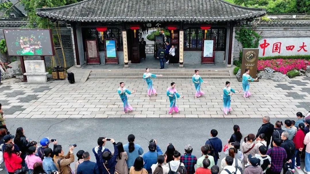 假期首日扬州景区接待游客数量同比增长近六成(图1)