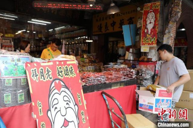 台湾各地迎七夕 台北霞海城隍庙香火旺(图2)