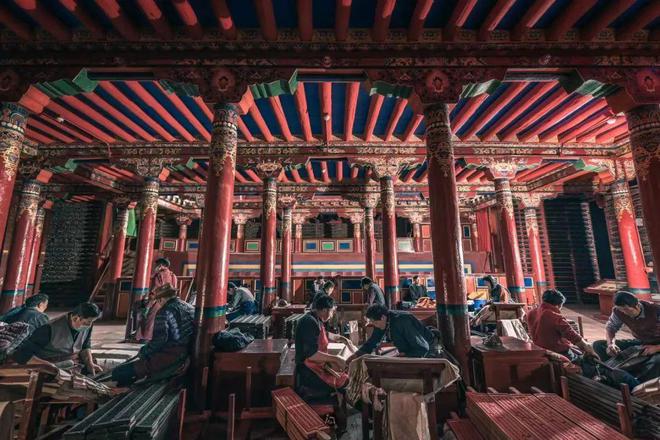 “中国活板印刷的活化石”焕发新生机!德格印经院20多万块珍稀雕版“穿”上“数字盔甲”(图5) “中国活板印刷的活化石”焕发新生机!德格印经院20多万块珍稀雕版“穿”上“数字盔甲”(图5)