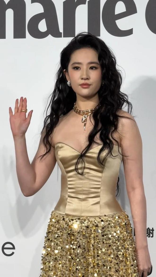 刘亦菲成为2024年最受用户关注的娱乐明星与特朗普、普京齐名(图5) 刘亦菲成为2024年最受用户关注的娱乐明星与特朗普、普京齐名(图5)